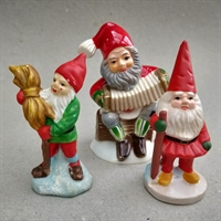 gamle jule nisser med neg harmonika og stav i hånden keramik julemænd med skæg, gammeldags julepynt